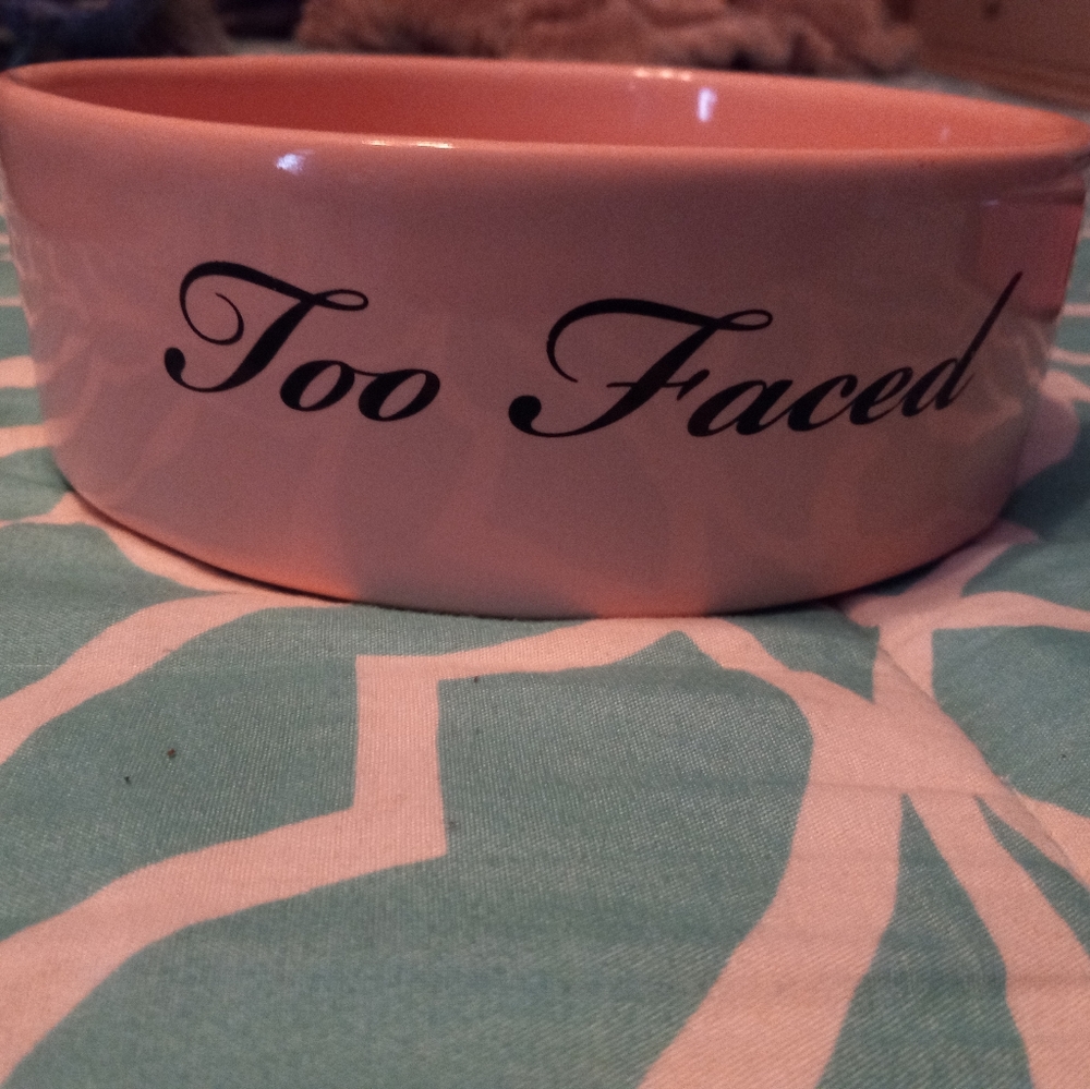 Too Faced Pet Food Dish